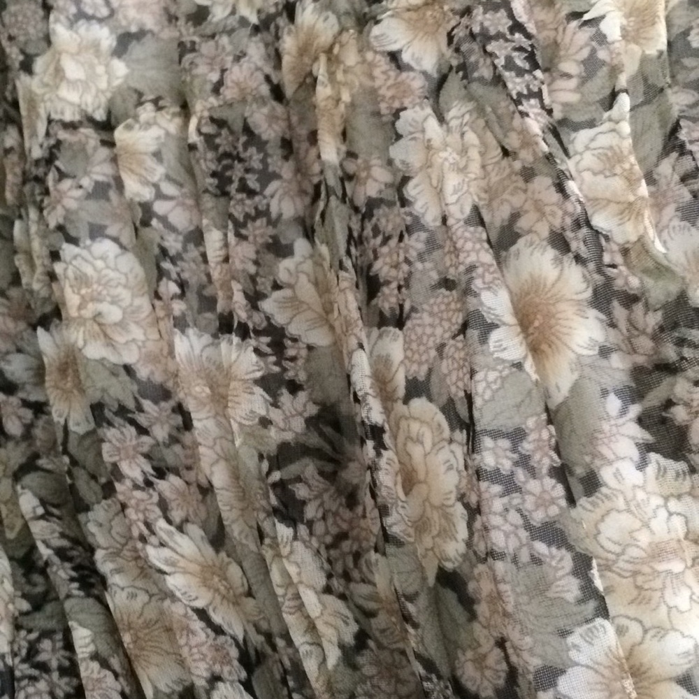 Dressbarn Pleated Skirt Floral w/ Lace Hem Maxi - Picture 3 of 6